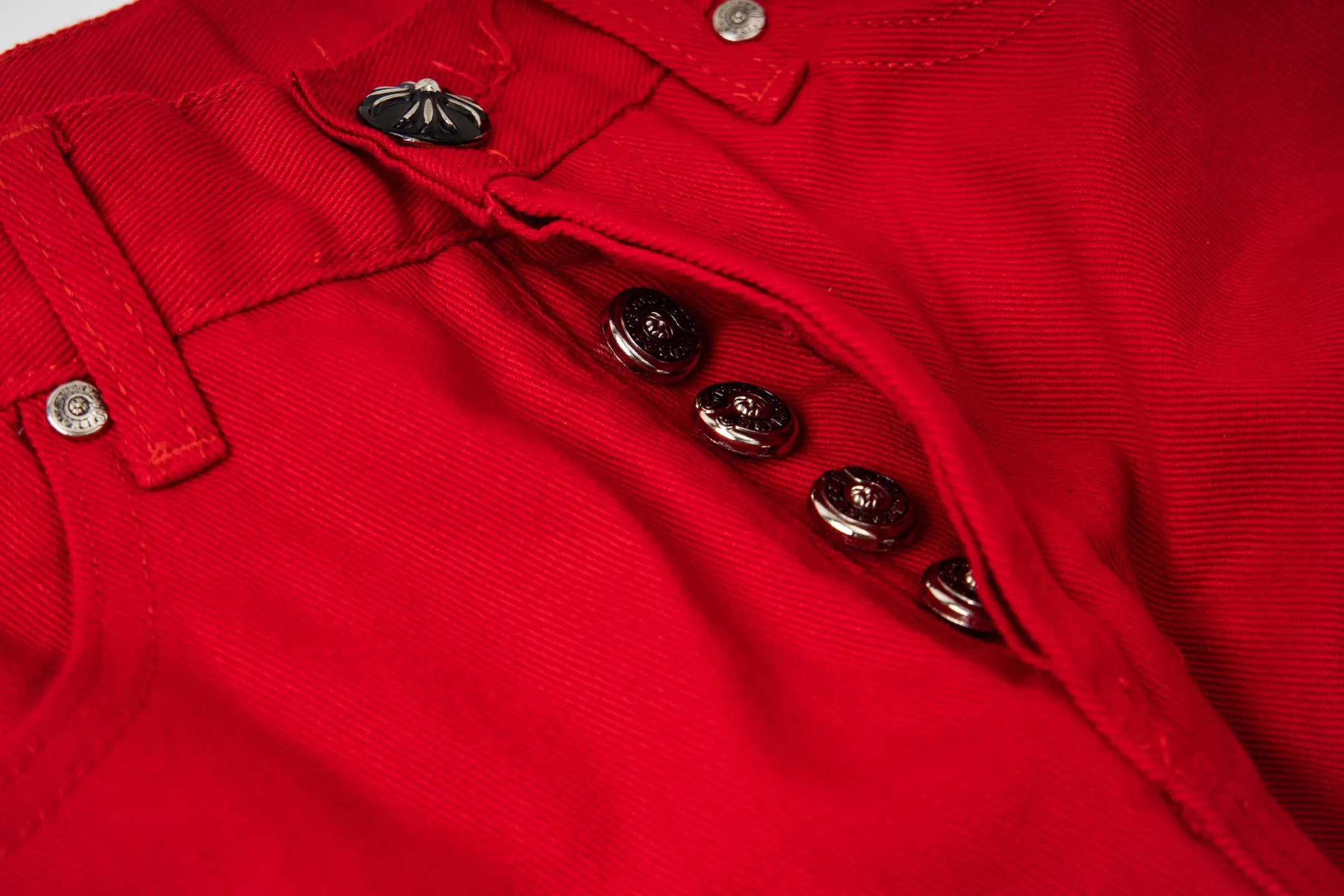 P270 💰 (Top version) CHROME HEARTS 25ss dopamine Chinese red cross leather washed jeans - Full of exploring the ultimate in fashion, Chrome Hearts' new Chrome Hearts pants not only present a unique style, the fresh ice blue color looks particularly youthful and energetic. The mid-high waist design is paired with a lazy and casual style, which not only shows long legs but also maintains a casual feel. It is a must-have fashion choice for trendy men and trendy women. Color: Dopamine Red Size: 28-30-32-34 (corresponds to S-M-L-XL)